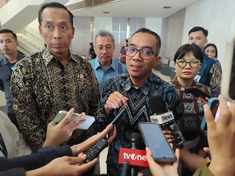 Wamendiktisaintek Fauzan (kiri), Mendiktisaintek Brian Yuliarto (tengah), Wamendiktisaintek Stella Christie di Kantor Kemendiktisaintek, Jakarta Pusat, Selasa (15/4/2025).  Foto: Alya Zahra/kumparan 