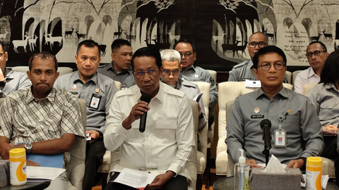 Menteri Hukum Supratman Andi Agtas (tengah) memberikan keterangan pers di Kantor Kementerian Hukum, Jakarta, Selasa (15/4/2025). Foto: Jonathan Devin/kumparan