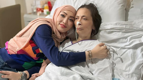 Angelina Sondakh dan ibunya. Foto: instagram@angelinasondakh09  