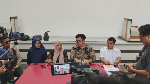 Pihak mitra dapur MBG Kalibata, Ira Mesra Destiawati didampingi kuasa hukumnya, Danna Harly melakukan konferensi pers terkait persoalan Makan Bergizi Gratis (MBG) di dapur MBG Kalibata, Jakarta Selatan, Selasa (15/4/2025). Foto: Luthfi Humam/kumparan