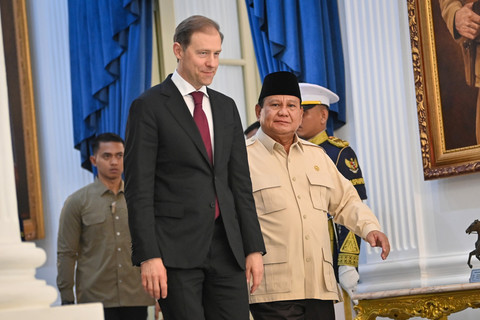 Presiden Prabowo Subianto (kanan) bersama Wakil Pertama Perdana Menteri Rusia Denis Manturov berjalan usai melakukan pertemuan bilateral di Istana Merdeka, Jakarta, Selasa (15/4/2025). Foto: Aditya Pradana Putra/ANTARA FOTO