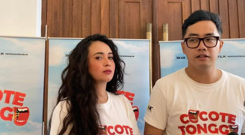 Dennis Adhiswara dan Ayushita dalam Konferensi Pers Film Cocote Tonggo di kawasan Jeruk Purut, Jakarta Selatan, Selasa (15/4/2025). Foto: Giovanni/kumparan