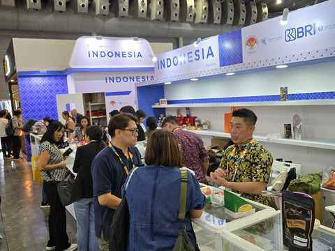 Paviliun Indonesia yang menampilkan produk-produk UMKM nasional pada ajang FHA-Food & Beverage 2025 di Singapura. Foto: Dok. BRI