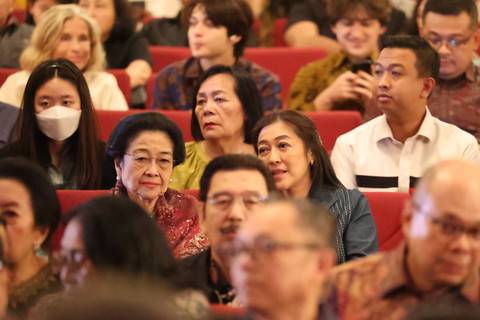Presiden ke-5 Megawati Soekarnoputri menghadiri pertunjukan teater seni musik kerja sama antara Indonesia dan Uzbekistan di Gedung Kesenian Jakarta, Jakarta Pusat, Selasa (15/4/2025). Foto: Tim Media PDIP