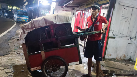 Pras (45) dan gerobak sound horeg yang dinamai 'Setia Nada' saat mengamen di kawasan Jagakarsa, Jakarta Selatan, Selasa (15/4/2025). Foto: Thomas Bosco/kumparan