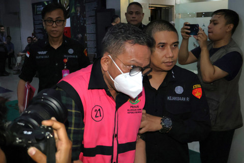 Head of Social Security & License Wilmar Group Muhammad Syafei (tengah) dikawal petugas menuju mobil tahanan usai menjalani pemeriksaan di Gedung Kejaksaan Agung, Jakarta, Selasa (15/4/2025). Foto: Kejagung