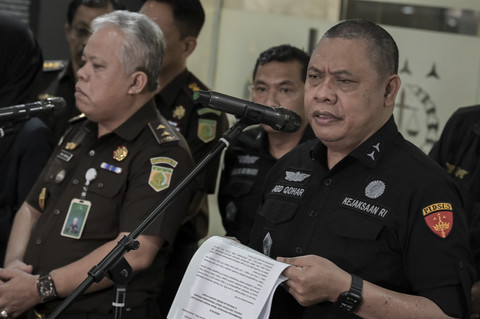 Direktur Penyidikan Jampidsus Abdul Qohar didampingi Kapuspenkum Kejagung Harli Siregar menyampaikan keterangan pers terkait perkembangan kasus dugaan suap di PN Jakpus, di Gedung Kejaksaan Agung, Jakarta, Selasa (15/4/2025).  Foto: Fauzan/ANTARA FOTO