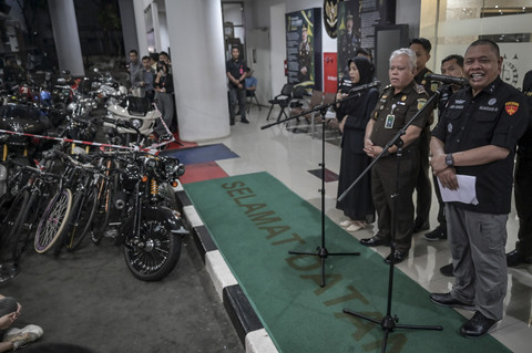Direktur Penyidikan Jampidsus Abdul Qohar didampingi Kapuspenkum Kejagung Harli Siregar menyampaikan keterangan pers terkait perkembangan kasus dugaan suap di PN Jakpus, di Gedung Kejaksaan Agung, Jakarta, Selasa (15/4/2025).  Foto: Fauzan/ANTARA FOTO