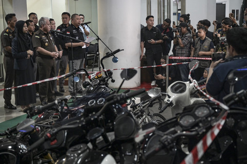 Direktur Penyidikan Jampidsus Abdul Qohar (kanan) didampingi Kapuspenkum Kejagung Harli Siregar (ketiga kanan) menyampaikan keterangan pers terkait perkembangan kasus dugaan suap di PN Jakpus, di Gedung Kejaksaan Agung, Jakarta, Selasa (15/4/2025).  Foto: Fauzan/ANTARA FOTO