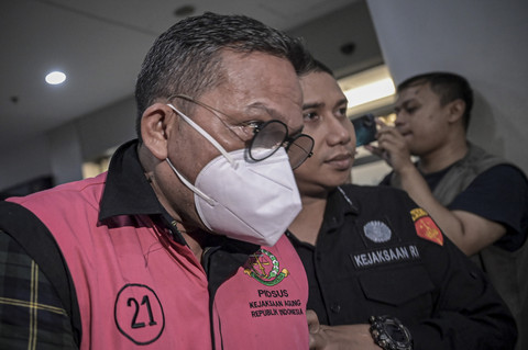 Head Social Security Legal PT Wilmar Group berinisial MSY (kiri) berjalan usai menjalani pemeriksaan di Gedung Kejaksaan Agung, Jakarta, Selasa (15/4/2025). Foto: Fauzan/ANTARA FOTO