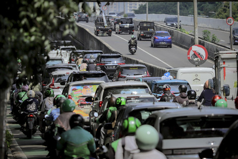 Sejumlah kendaraan melintas di Jalan Layang Non Tol (JLNT) Casablanca, Jakarta, Rabu (15/4/2025). Foto: Jamal Ramadhan/kumparan