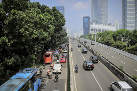 Sejumlah kendaraan melintas di Jalan Layang Non Tol (JLNT) Kasablanca, Jakarta, Rabu (15/4/2025). Foto: Jamal Ramadhan/kumparan