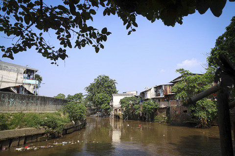 Suasana Kali Ciliwung di Kebon Pala, Jakarta, Rabu (16/4/2025).  Foto: Iqbal Firdaus/kumparan