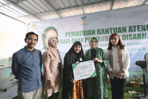 Penasihat Dharma Wanita Persatuan Kemensos Fatma Saifullah Yusuf saat kunjungan kerja ke Sidoarjo, Rabu (16/4/2025). Foto: Dok. Kemensos