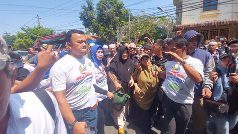 Sejumlah massa menemui Presiden ke-7 Presiden Joko Widodo di Solo, Rabu (16/4/2025). Foto: kumparan