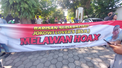 Sejumlah massa menemui Presiden ke-7 Presiden Joko Widodo di Solo, Rabu (16/4/2025). Foto: kumparan