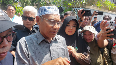 Sejumlah massa menemui Presiden ke-7 Presiden Joko Widodo di Solo, Rabu (16/4/2025). Foto: kumparan