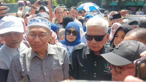 Sejumlah massa menemui Presiden ke-7 Presiden Joko Widodo di Solo, Rabu (16/4/2025). Foto: kumparan