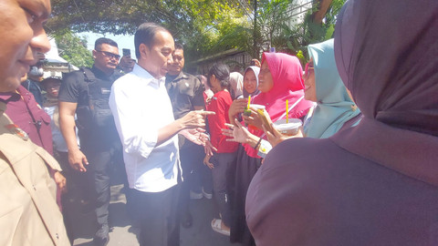 Sejumlah massa menemui Presiden ke-7 Presiden Joko Widodo di Solo, Rabu (16/4/2025). Foto: kumparan