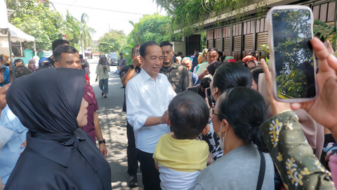Sejumlah orang menemui Jokowi di Solo, Rabu (16/4/2025). Foto: kumparan