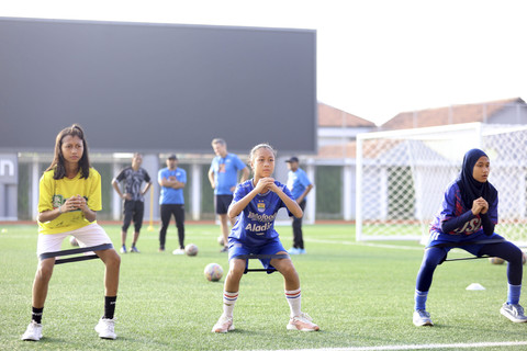 Guna menuai hasil positif dalam turnamen JSSL Singapore 7's, tim MilkLife Shakers dan HydroPlus Strikers menjalani pemusatan latihan dari 6 hingga 14 April di Supersoccer Arena, Kudus di bawah komando Timo Scheunemann. Foto: Dok. MilkLife Soccer