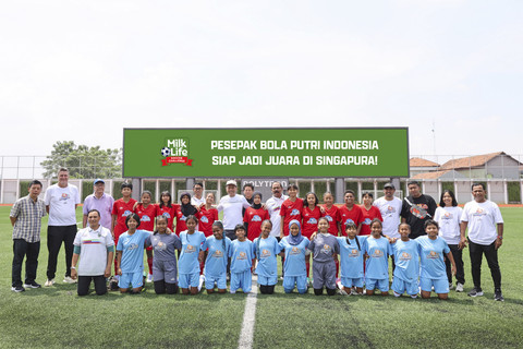 Tim MilkLife Shakers dan HydroPlus Strikers mengabadikan momen bersama Bupati Kudus Sam'ani Intakoris usai menjalani latihan di Supersoccer Arena, Kudus, Jawa Tengah. Foto: Dok. MilkLife Soccer