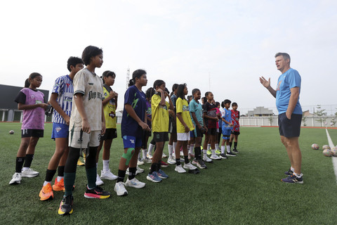 Guna menuai hasil positif dalam turnamen JSSL Singapore 7's, tim MilkLife Shakers dan HydroPlus Strikers menjalani pemusatan latihan dari 6 hingga 14 April di Supersoccer Arena, Kudus di bawah komando Timo Scheunemann. Foto: Dok. MilkLife Soccer