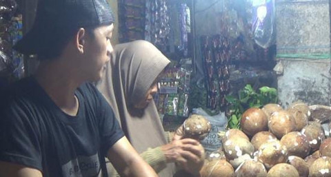 Pedagang Kelapa Parut di Pasar Rebu, Kabupaten Purwakarta, Jawa Barat, Rabu (16/4).