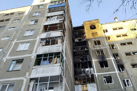 Suasana apartemen yang hangus terbakar akibat serangan drone Ukraina di Kursk, Rusia, Selasa (15/4/2025). Foto: Government of the Kursk Region/Via Reuters
