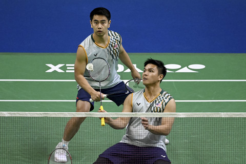Pasangan Badminton dari Malaysia Nur Izzuddin (kanan) dan Goh Sze Fei. Foto: Sajjad Hussain/AFP