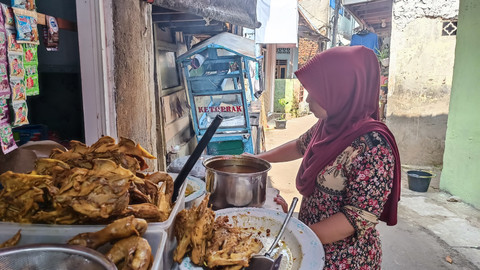 Dapur rumah Lidia (43), warga Kampung Tanah Rendah yang ada di bantaran Kali Ciliwung, Jaktim, Rabu (16/4).  Foto: Thomas Bosco/kumparan