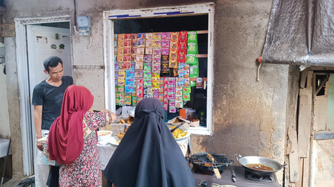 Dapur rumah Lidia (43), warga Kampung Tanah Rendah yang ada di bantaran Kali Ciliwung, Jaktim, Rabu (16/4).  Foto: Thomas Bosco/kumparan