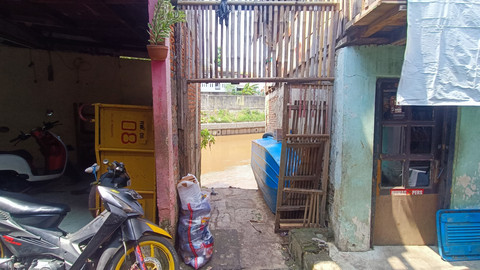 Potret Kali Ciliwung yang dari depan rumah Lidia (43), warga Kampung Tanah Rendah, Jaktim, Rabu (16/4).  Foto: Thomas Bosco/kumparan