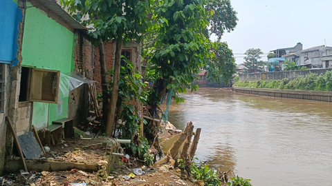 Kampung Tanah Rendah adalah kawasan padat penduduk yang langganan banjir. Di sana banyak tiang penunjuk jalur evakuasi yang dilengkapi dengan indikator ketinggian air, Jaktim, Rabu (16/4).  Foto: Thomas Bosco/kumparan