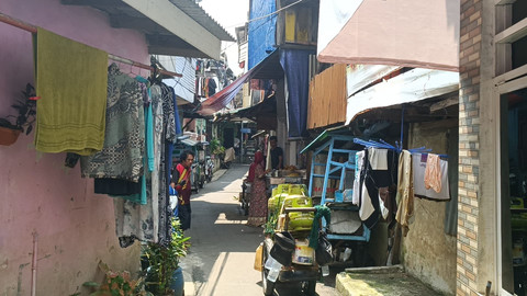 Kampung Tanah Rendah adalah kawasan padat penduduk yang langganan banjir. Di sana banyak tiang penunjuk jalur evakuasi yang dilengkapi dengan indikator ketinggian air, Jaktim, Rabu (16/4).  Foto: Thomas Bosco/kumparan