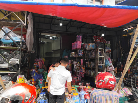 Toko Mainan di Pasar Gembrong di depan Mall Bassura, Jakarta Timur, Rabu (16/4). Foto: Widya Islamiati/kumparan