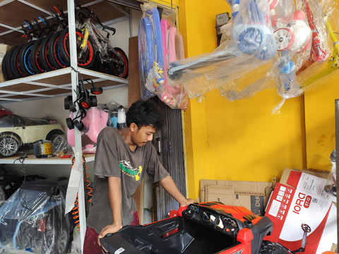 Toko Mainan di Pasar Gembrong di depan Mall Bassura, Jakarta Timur, Rabu (16/4). Foto: Widya Islamiati/kumparan
