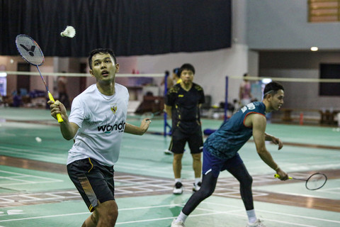 Ganda putra Indonesia Fajar Alfian (kiri) dan Muhammad Rian Ardianto (kanan) berlatih saat mengikuti Pemusatan Latihan Nasional (Pelatnas) Bulu Tangkis di PBSI Cipayung, Jakarta, Rabu (16/4/2025). Foto: Asprilla Dwi Adha/ANTARA FOTO