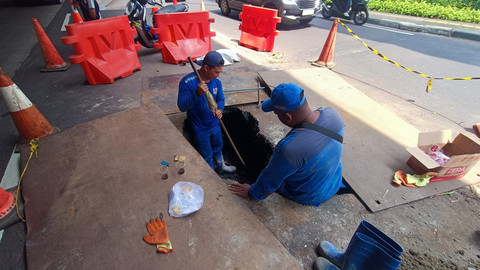 Petugas SSDA Jakarta Timur perbaiki lubang besar di Jalan D.I Panjaitan, Jaktim, Rabu (16/4/2025). Foto: Thomas Bosco/kumparan