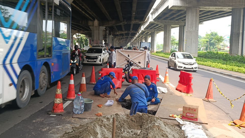 Petugas SSDA Jakarta Timur perbaiki lubang besar di Jalan D.I Panjaitan, Jaktim, Rabu (16/4/2025). Foto: Thomas Bosco/kumparan