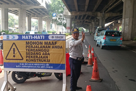 Petugas SSDA Jakarta Timur perbaiki lubang besar di Jalan D.I Panjaitan, Jaktim, Rabu (16/4/2025). Foto: Thomas Bosco/kumparan