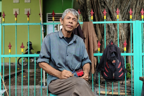 Udin tukang cukur rambut di Alun-alun Utara Yogyakarta, Rabu (16/4/2025). Foto: Arfiansyah Panji Purnandaru/kumparan