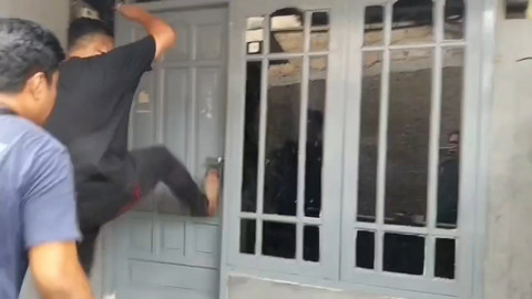 Detik-detik penggerebekan dan penangkapan pria yang membawa lari anak tetangganya di Jakarta Timur. Foto: Dok. Istimewa