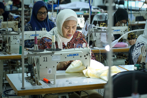 Seorang peserta pelatihan tata busana menjahit baju di Pusat Pelatihan Kerja Daerah Jakarta Pusat, Rabu (16/4/2025). Foto: Iqbal Firdaus/kumparan