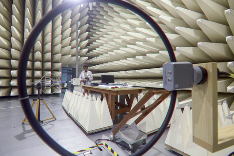 Petugas menguji perangkat elektronik di ruang laboratorium Electromagnetic Compatibility, Balai Besar Pengujian Perangkat Telekomunikasi (BBPPT) atau Indonesia Digital Test House (IDTH), Depok, Jawa Barat, Rabu (16/4/2025). Foto: Yulius Satria Wijaya/ANTARA FOTO