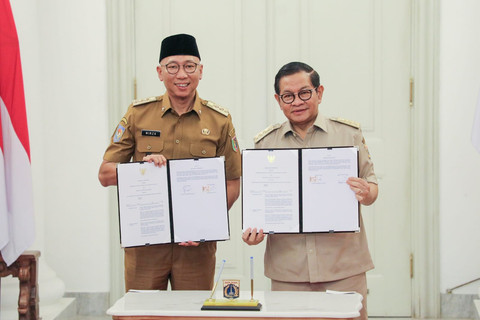 Gubernur Lampung, Rahmat Mirzani Djausal dan Gubernur DKI Jakarta, Pramono Anung Wibowo saat melakukan penandatanganan kerjasama pengembangan potensi daerah dan peningkatan pelayanan publik berbasis teknologi digital | Foto Adpim