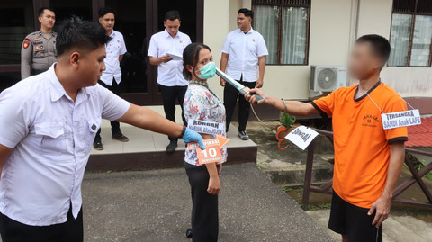 Salah satu adegan yang diperagakan dalam rekontruksi yang digelar di Mapolres Sekadau. Foto: Dok. Polres Sekadau