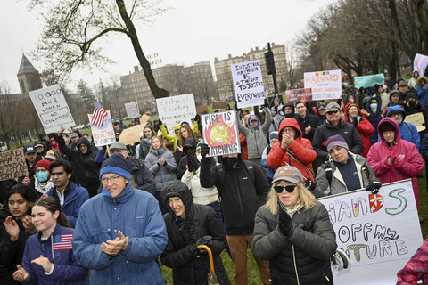 Para demonstran berkumpul di Cambridge Common menyerukan kepada pimpinan Harvard untuk menolak campur tangan pemerintah federal terhadap universitas tersebut di Cambridge, Massachusett, AS pada Sabtu (12/4/2025). Foto: Nicholas Pfosi/REUTERS 