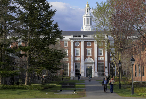 Orang-orang berjalan di kampus Sekolah Bisnis Universitas Harvard di Cambridge, Massachusetts, AS, Selasa (15/4/2025). Foto: Faith Ninivaggi/REUTERS