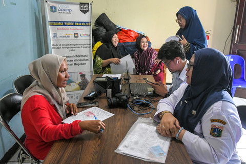 Petugas Disdukcapil Jakarta Barat melayani warga mendaftarkan identitas kependudukan di Pos RW 04, Slipi, Jakarta, Rabu (16/4/2025). Foto: Sulthony Hasanuddin/ANTARA FOTO 